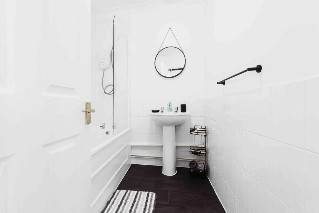 Апартаменти The Minimalist - Entire 1 Bed Flat Near Gunwharf Quays, Ground Floor Flat Private Entrance Портсмут Екстер'єр фото